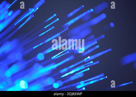 Glasfaserkabel aus nächster Nähe. Blauer Technologiehintergrund Stockfoto