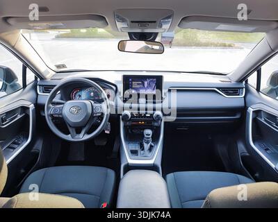 Vilnius, Litauen - 27. 04. 2025 - Innenraum des Toyota C-HR, Ansicht der Vordersitze, Fahrerposition, Lenkrad und Armaturenbrett Stockfoto