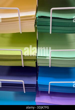 Organisiertes Chaos: Wo Farbtheorie und Handwerk im Herzen Madrids treffen (Madrid, Spanien: 5. Januar 2026) Stockfoto