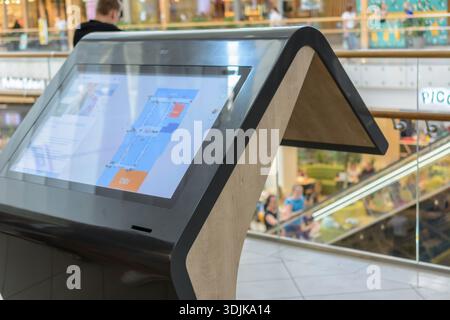 Kasan, Russland - 10. Mai 2019: Informationstafel im Einkaufszentrum MEGA. Praktisches Gerät für eine Vielzahl von Diensten. Stockfoto