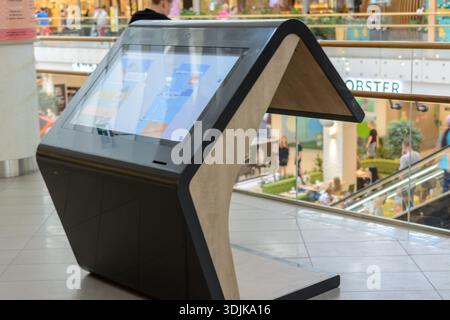 Kasan, Russland - 10. Mai 2019: Informationstafel im Einkaufszentrum MEGA. Praktisches Gerät für eine Vielzahl von Diensten. Stockfoto