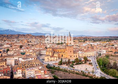 Blick Aus Der Vogelperspektive Auf Das Historische Stadtzentrum Mit Dem Kathedralturm In Der Wüste, Guadix, Spanien Stockfoto