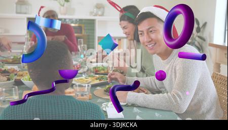 Lächelnder asiatischer Mann im Weihnachtsmann-Hut, der zu Hause geplaudert, mit lila blauen Überzügen, Kopierraum Stockfoto