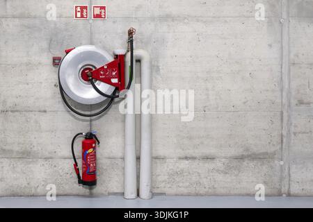 Symbolisches Foto von Feuerlöscher und Wasserschlauch, Bern, Schweiz Stockfoto