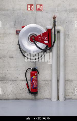 Symbolisches Foto von Feuerlöscher und Wasserschlauch, Bern, Schweiz Stockfoto