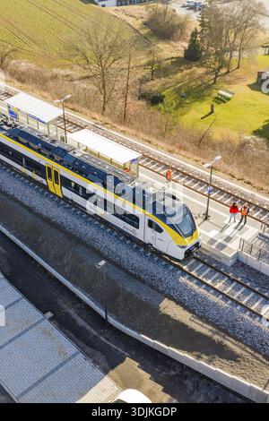 Ein Zug steht auf dem Bahnsteig, Menschen auf der Strecke, umgeben von Feldern und Landschaft, Probefahrt auf der neuen Hermann Hesse Bahn mit Siemens Stockfoto