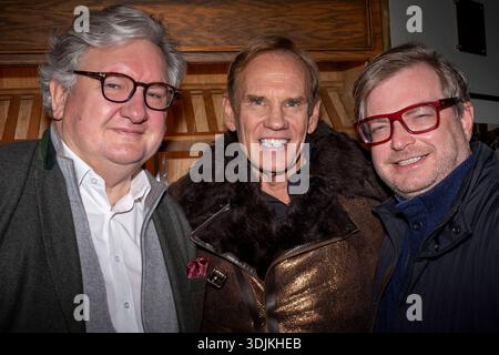 REITH BEI KITZBÜHEL, OESTERREICH 24. JAENNER: Das Bild zeigt Richard Hauser, Gruender & CEO des Kitzbühel Country Club, sowie Daniel Marshall, Gruender von Daniel Marshall Zigarren, gemeinsam mit einem Gast, waehrend des exklusiven Daniel Marshall Cigar Lounge Campfire Lounge VIP Events im Kitzbühel Country Club im Rahmen des Audi FIS Hahnenkammrennens am 24. Jaenner 2026 in Reith bei Kitzbühel, OESTERREICH, TIROL. REITH BEI KITZBÜHEL, ÖSTERREICH - 24. JANUAR: Bild zeigt Richard Hauser, Gründer und CEO des Kitzbühel Country Clubs, sowie Daniel Marshall, Gründer von Daniel Marshall Ciga Stockfoto