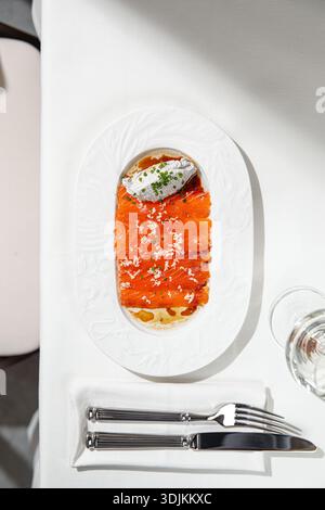 Lachsscheiben mit cremiger Sauce und Kräutern Stockfoto