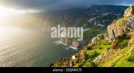 Slieve League, Irlands höchsten Meeresklippen, in south west Donegal entlang dieser herrlichen Küste fahren. Eine der beliebtesten hält Stockfoto