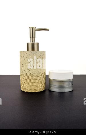 Minimales Badset: Seifenspender und Kosmetikbecher auf weißem Hintergrund, ideal für das Branding von Mockups. Stockfoto