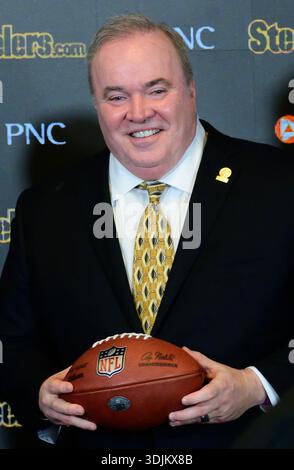 Pittsburgh, Usa. Januar 2026. Pittsburgh Steelers stellt Mike McCarthy während einer Pressekonferenz im Acrisure Stadium am Dienstag, den 27. Januar 2026 in Pittsburgh als neuen Cheftrainer der Pittsburgh Steelers vor. Mike McCarthy ersetzt Mike Tomlin, der für die 19 Saisons Trainer der Pittsburgh Steelers war. Foto: Archie Carpenter/UPI Credit: UPI/Alamy Live News Stockfoto