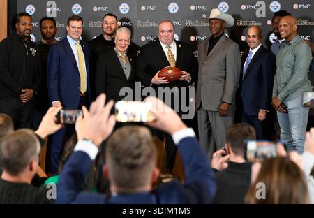 Pittsburgh, Usa. Januar 2026. Mike McCarthy (c) posiert für Fotos mit ehemaligen Spielern der Pittsburgh Steelers nach einer Pressekonferenz im Acrisure Stadium am Dienstag, den 27. Januar 2026 in Pittsburgh. Mike McCarthy ersetzt Mike Tomlin, der in der Saison 19 Trainer der Pittsburgh Steelers war. Foto: Archie Carpenter/UPI Credit: UPI/Alamy Live News Stockfoto