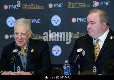 Pittsburgh, Usa. Januar 2026. Art Rooney II (l), Inhaber der Pittsburgh Steelers, stellt den neuen Cheftrainer Mike McCathy bei einer Pressekonferenz im Acrisure Stadium am Dienstag, den 27. Januar 2026 in Pittsburgh vor. Mike McCarthy ersetzt Mike Tomlin, der in der Saison 19 Trainer der Pittsburgh Steelers war. Foto: Archie Carpenter/UP Credit: UPI/Alamy Live News Stockfoto