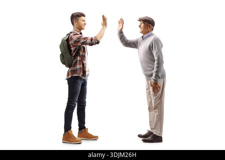 Junger Mann mit Rucksack, der High 5 an einen älteren Mann auf weißem Hintergrund gibt Stockfoto