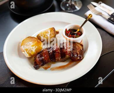 Gebratenes Kalbfleisch mit Pommes Frites und scharfer Sauce Stockfoto