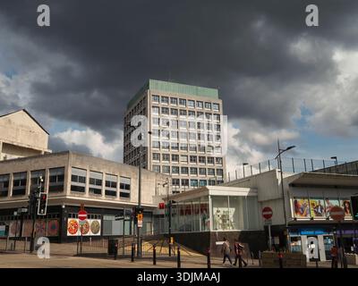 Mander House und die umliegenden Gebäude am Queen Square und Victoria Street, Wolverhampton - Juni 2025 Stockfoto