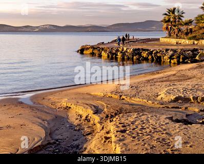 Meerblick und Strand bei Sonnenuntergang im Dorf Gulluk, Region Bodrum, Türkei, Stockfoto
