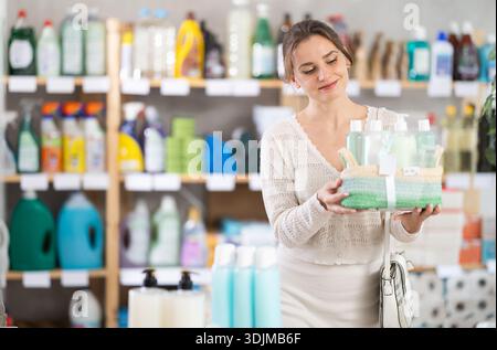 Junge Käuferin wählt Kosmetik-Geschenkset Stockfoto