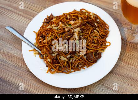 Große Portion gebratener nudeln nach chinesischer Art mit Rindfleisch Stockfoto