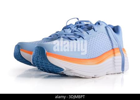 Ein Paar blaue Laufschuhe mit orangefarbenen Akzenten und Mesh-Material Stockfoto