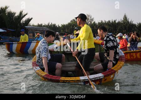 Touristen genießen die einzigartige und traditionelle Coracle Tour im Bay Mau Coconut Forest (oder Dorf) in Hoi an, Vietnam. Stockfoto