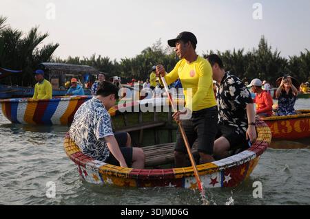 Touristen genießen die einzigartige und traditionelle Coracle Tour im Bay Mau Coconut Forest (oder Dorf) in Hoi an, Vietnam. Stockfoto