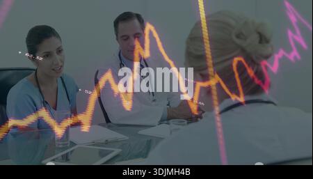 Besprechung von Klinikärzten in Scrubs und Mänteln im Klinikbereich mit Tablettenstethoskop-Neonüberlagerungen Stockfoto