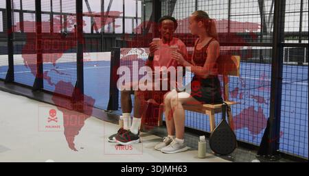 Sitzende Paar in Sportbekleidung hält Becher auf Bank bei Padel Court paddle rot VIRUS oder MALWARE Overla Stockfoto