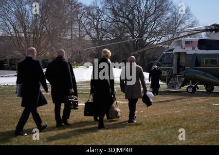US-Präsident Donald J Trump spaziert auf dem Südrasen des Weißen Hauses in Washington, DC, USA, bevor er am Dienstag, den 27. Januar 2026 an Bord der Marine One geht. Trump kehrt in Amerikas Kernland zurück, um eine Wirtschaftsbotschaft neu zu fokussieren, die durch die Kontroversen über seine Abschiebepolitik und die Ermordung zweier Demonstranten durch Bundesbeamte erschüttert wurde. Kredit: CNP/AdMedia Stockfoto