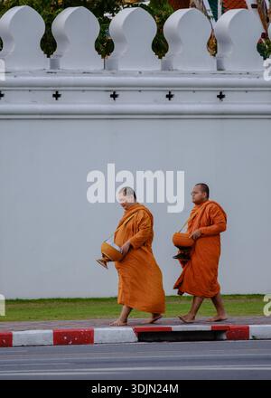 Bangkok, Thailand, 19. November 2025. Mönche gehen in der Tradition in der Nähe des Wat Phra Kaew in Bangkok, Thailand, während des Morgenlichts Stockfoto