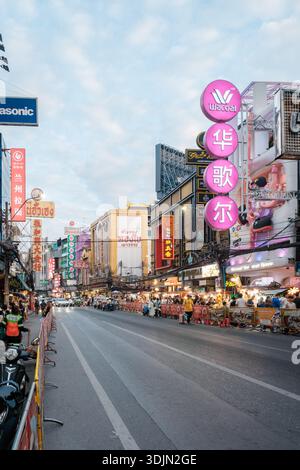 Bangkok, Thailand, 19. November 2025, die belebte Landschaft in Chinatown zeigt helle Neonschilder und Straßenverkäufer. Stockfoto