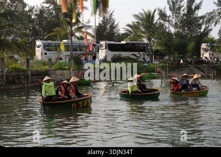 Touristen genießen die einzigartige und traditionelle Coracle Tour im Bay Mau Kokosnusswald, Vietnam Stockfoto