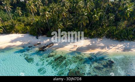 Erleben Sie die ruhige Schönheit des Takhian Beach in Koh Kood, Thailand. Dieses tropische Paradies bietet weichen Sand, ruhiges Wasser und üppige Palmen, p Stockfoto
