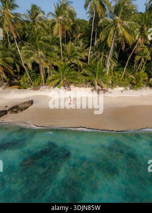 Erleben Sie pure Glückseligkeit am Takhian Beach in Koh Kood, Thailand. Diese atemberaubende Lage lädt Reisende ein, sich im kristallklaren Wasser und im Swayi zu entspannen Stockfoto