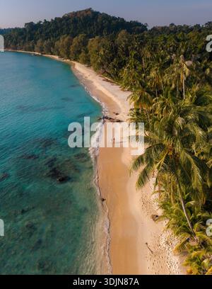 Entdecken Sie die ruhige Schönheit des Takhian Beach auf Koh Kood, Thailand. Warmer goldener Sand und klares türkisfarbenes Wasser schaffen eine ideale Umgebung für Urlauber Stockfoto