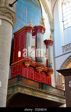 Verzierte rot-goldene Pfeifenorgel im historischen St. Catharijnekerk in Brielle, Südholland, Niederlande Stockfoto