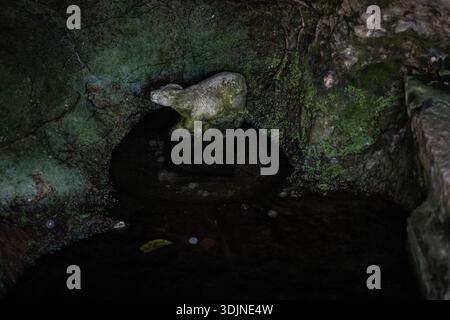 Steinschnitzerei über die Geschichte der kindlichen Rinderquelle im Xishan Mountain, Kunming – ein Metzger plante, eine Kuh zu schlachten, aber ihr Kalb weinte. Stockfoto