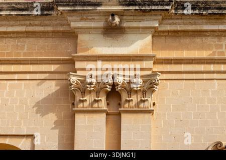 Malta, Mdina - 15. April 2025: Dekorative Säule an der Fassade der St. Paul's Cathedral (Mdina Cathedral) aus dem 12. Jahrhundert, barocke Hauptkirche der katholischen Kirche Stockfoto