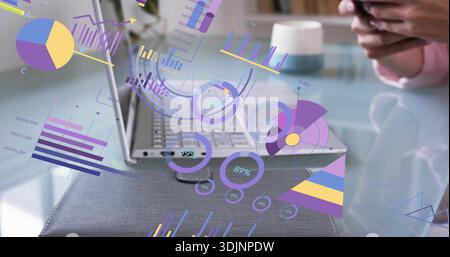 Mit silbernem Laptop, der AR-Datenkarten auf einem Glastisch projiziert, rosafarbenen Händen, die das Telefon halten Stockfoto