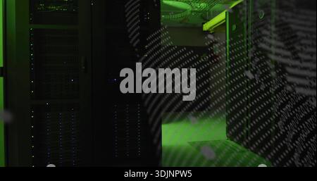 Verkleidete Server-Racks leuchtende Status-LEDs im Serverraum, die Fingerabdruck-Bits überlagern, Kopierraum anzeigen Stockfoto
