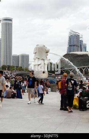 Singapur - 27. Januar 2026: Besucher spazieren in der Nähe der Merlion Statue im Merlion Park in Singapur. Der Park ist voll von Touristen und Einheimischen. Der Skyli Stockfoto