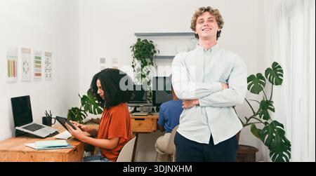 Selbstbewusster Junger Mitarbeiter Leitet Ein Modernes Team Im Hellen Open Office Mit Mitarbeitern Der Anlage Collaboration Energy Stockfoto