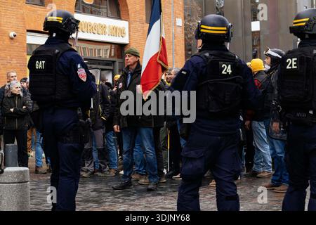 Ein Vertreter von (Place d Armes), einem ehemaligen Soldaten mit blauer, weißer und roter Flagge, wir stehen unter den Landwirten, gegenüber dem CRS. Der CR zeigt sich gegenüber dem CRS. Die Mobilisierung CR Occitanie und die Demonstration durch die Landwirtschaftsgemeinde in Toulouse wird fortgesetzt. Die Bauern aus Haute-Garonne und Occitanie gehen wieder auf die Straße, um ihre Forderungen zu Gehör zu bringen, auf Aufforderung der gewerkschaftsgruppe in Haute-Garonne (die FDSEA, Junglandwirte, Coordination rurale 31 und Confederation paysanne zusammenbringt). Nein zum Mercosur zu sagen und die totale Schlachtung von Vieh zu stoppen, das sind sie Stockfoto