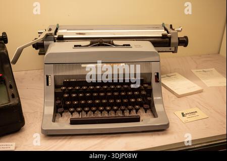 Vintage Olivetti Linea 88 Schreibmaschine auf einem hellen Schreibtisch, ausgestellt mit alten Papierkram und Bürobedarf in einer Nahaufnahme Stockfoto