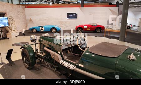 Rückansicht des Innenraums und des Cockpits des historischen grünen Rennwagens Lagonda M45 Rapide im LeMans Museum. Stockfoto