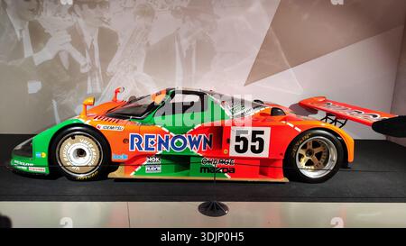 Seitendetail eines historischen, in Grün und Orange bekannten Mazda 787B Rennwagens mit Wankel-Drehmotor im LeMans Museum. Stockfoto