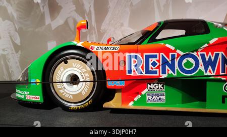Seitendetail eines historischen, in Grün und Orange bekannten Mazda 787B Rennwagens mit Wankel-Drehmotor im LeMans Museum. Stockfoto