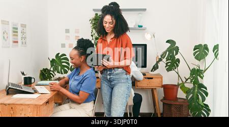 Team Von Kollegen, Die In Bright Modern Office Mit Laptops, Tablets Und Anlagen Zusammenarbeiten Stockfoto