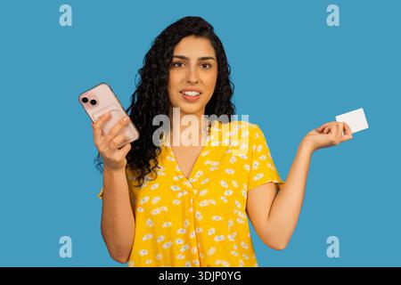 Frau mit Smartphone und leerer Kreditkarte, bereit für eine Online-Transaktion Stockfoto