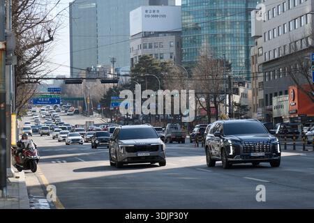 Seoul, Südkorea: Vielspurige Straße mit Autos und Geländewagen, die durch ein zentrales Stadtviertel Dongdaemun fahren Stockfoto
